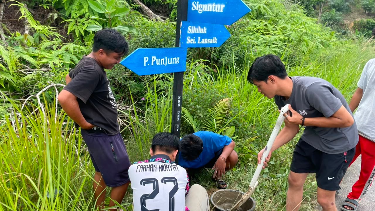 Pemasangan Palang Jalan di Siluluk sebagai Penanda Arah.